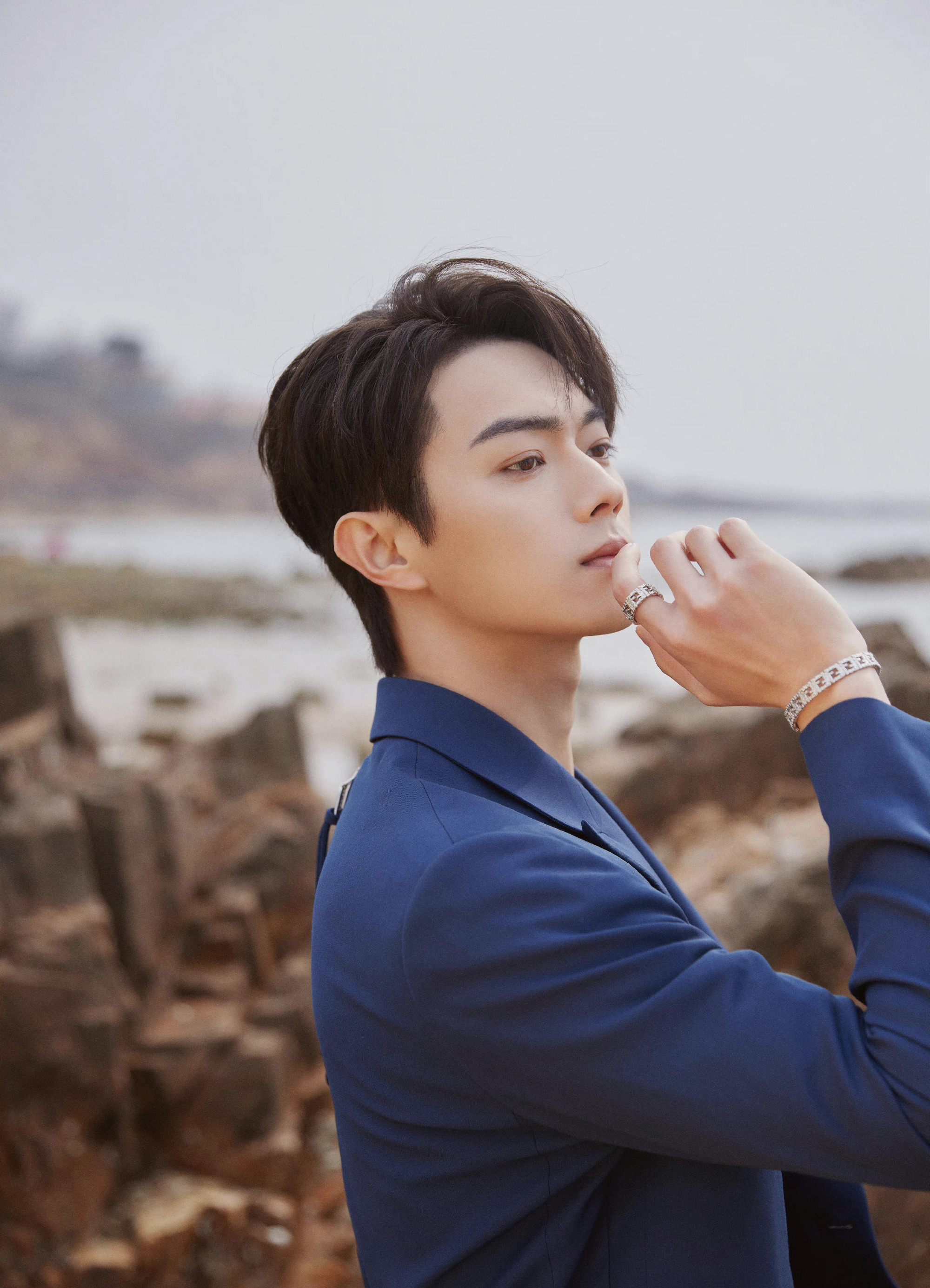 许凯今日出席fendi线下活动,身穿蓝色西装搭配logo印花长裤_高清图集