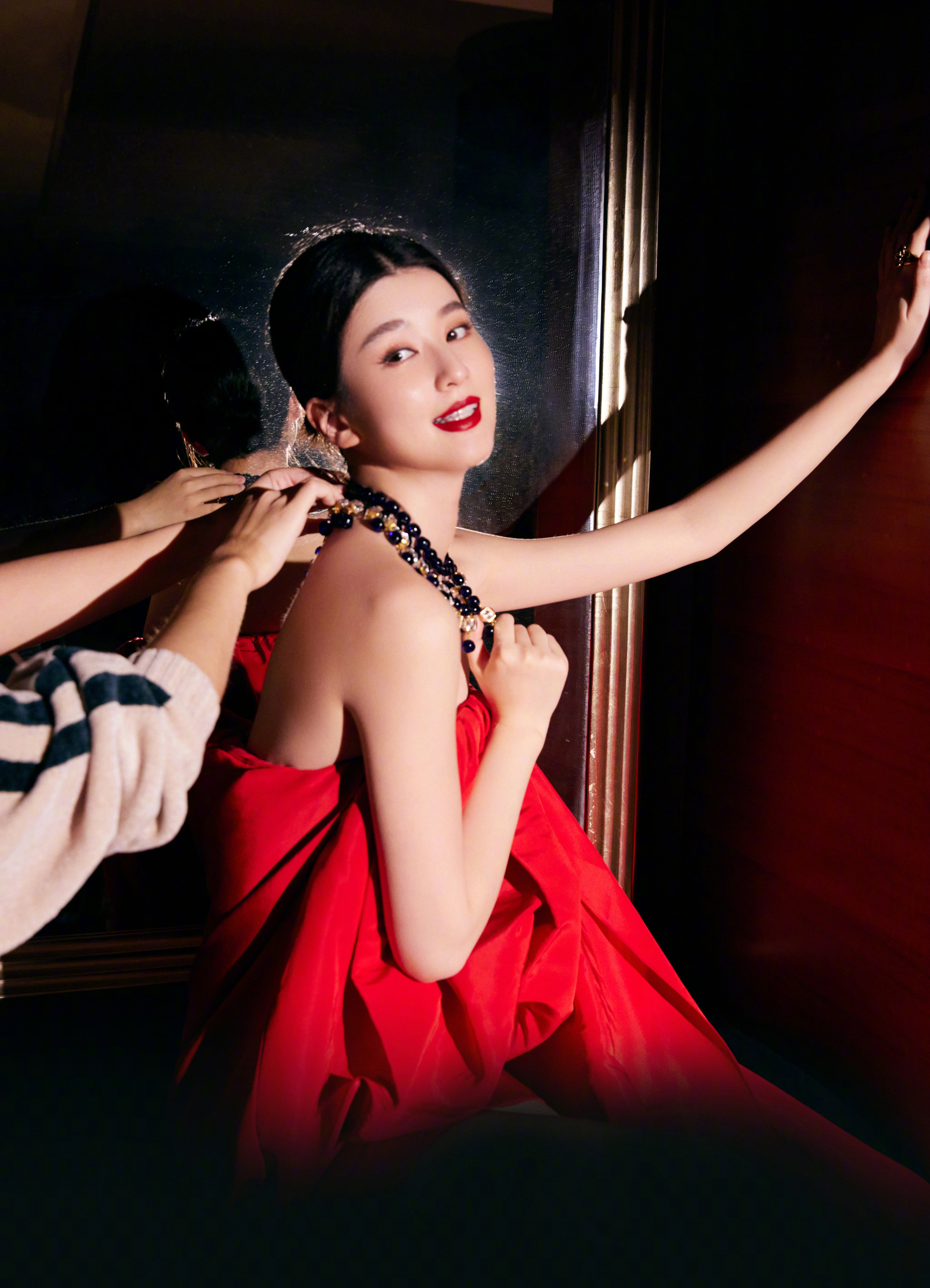 乔欣身着carolina herrera 2023度假系列红色花苞拖尾礼裙_高清图集