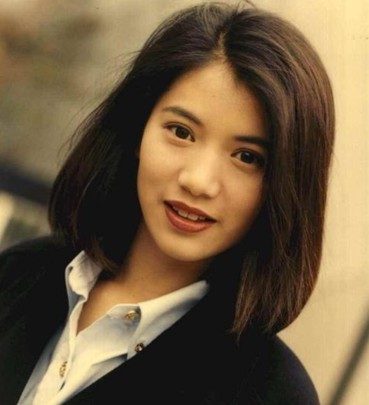 分手之后的许秋怡过得并不是很如意,与张智霖和袁咏仪高调成婚之后的