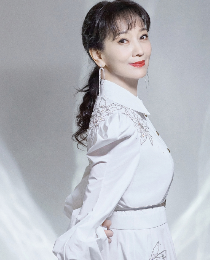 67岁赵雅芝近照曝光身姿优雅仙气十足网友赞从年轻美到老