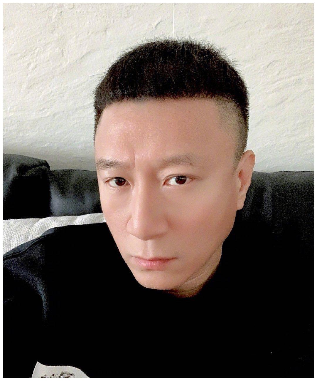 孙红雷网晒自拍照,栗子头发型吸睛,被粉丝吐槽美颜太过了