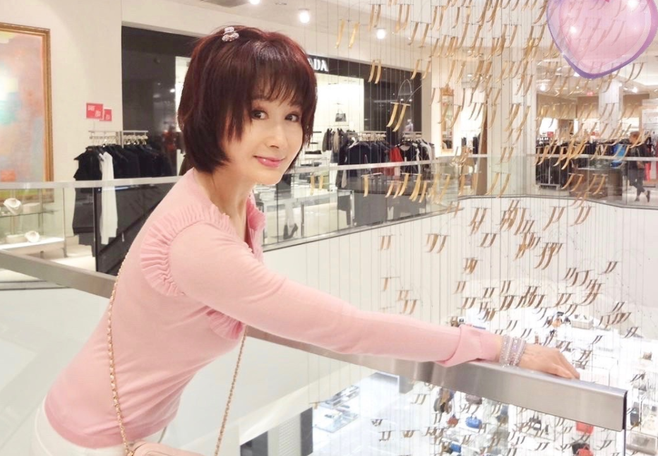 73岁潘迎紫近况曝光冻龄迷人状态超好无愧不老女神称号