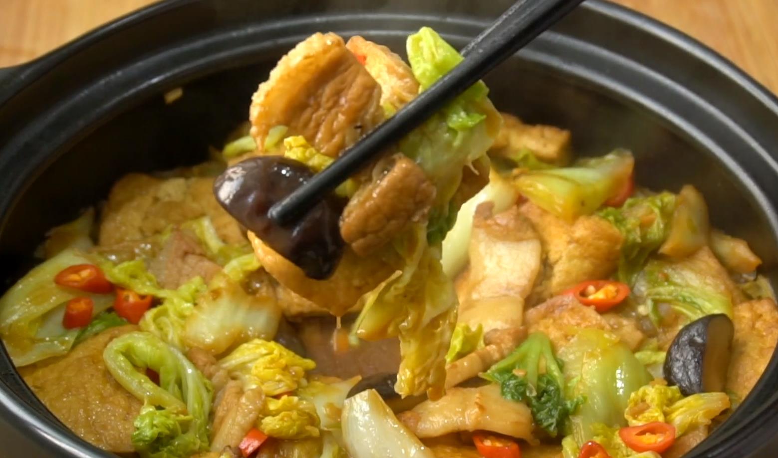 今天就用白菜,豆腐,五花肉和香菇做了满满一砂锅乱炖,做好直接把锅端