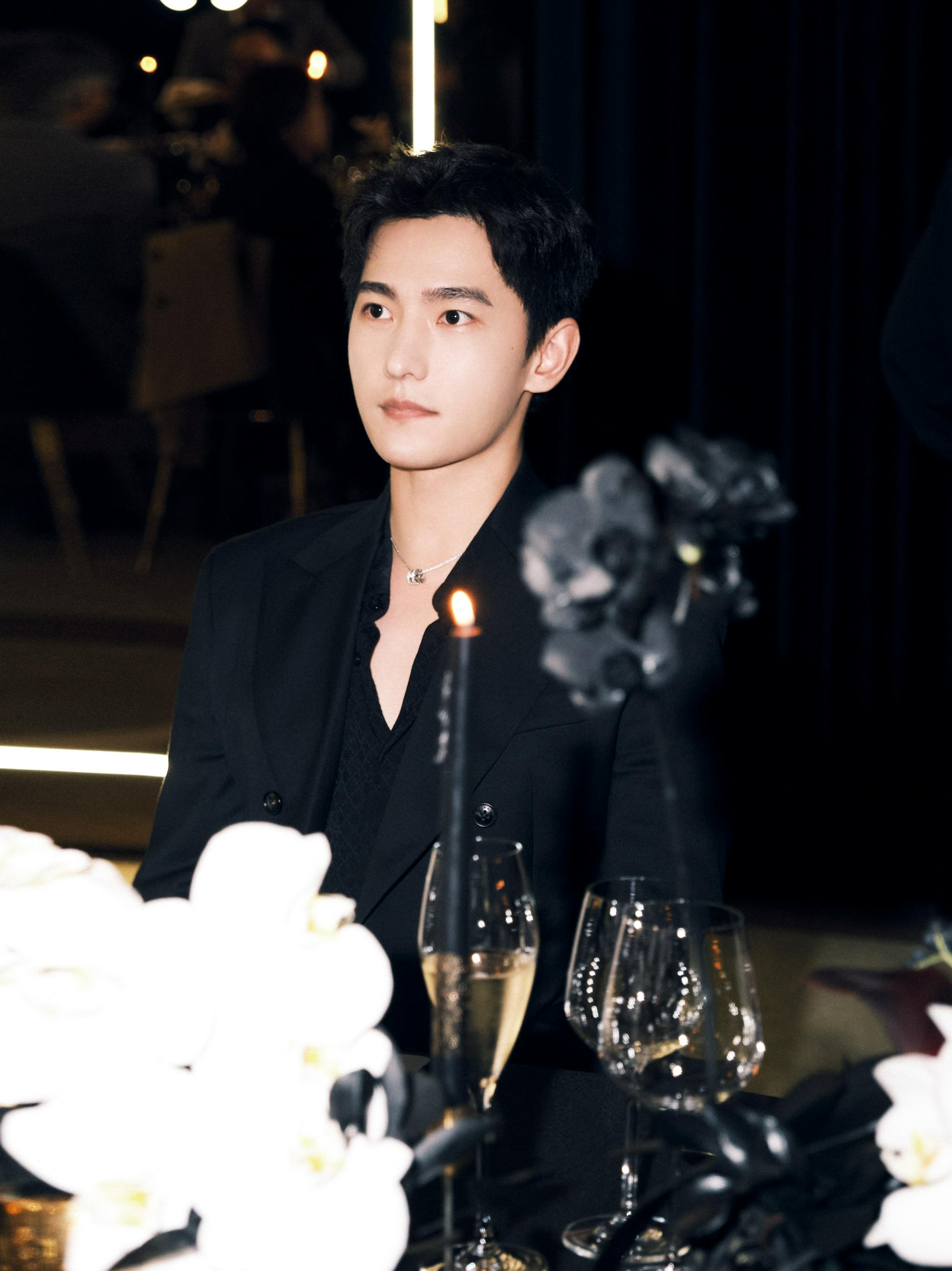 同时斩获超高讨论度与观众认可度,2021年已接近尾声,杨洋的《特战荣耀