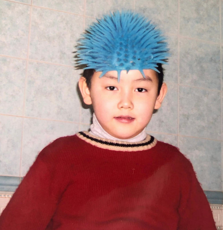 陈飞宇晒童年照庆生,网友:真是从小帅到大!