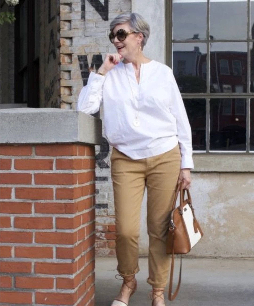 头发花白的外国胖大妈不服老精致高级养眼比年轻人还时髦