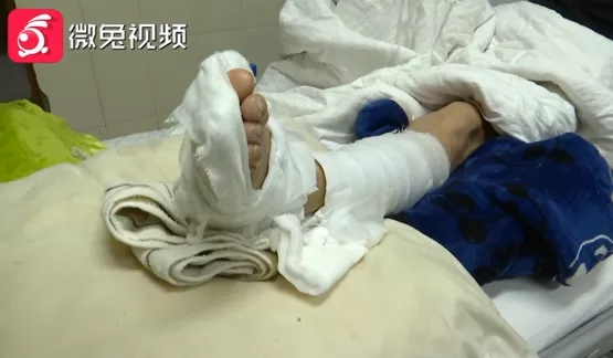 贵阳一外卖骑手逆行把人撞骨折！外卖员：送餐快超时了休闲区蓝鸢梦想 - Www.slyday.coM