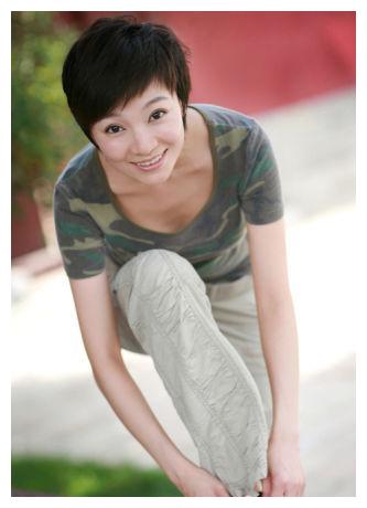 央视天气预报主持人王蓝一女儿笑笑与妈妈很像老公是谁已成谜