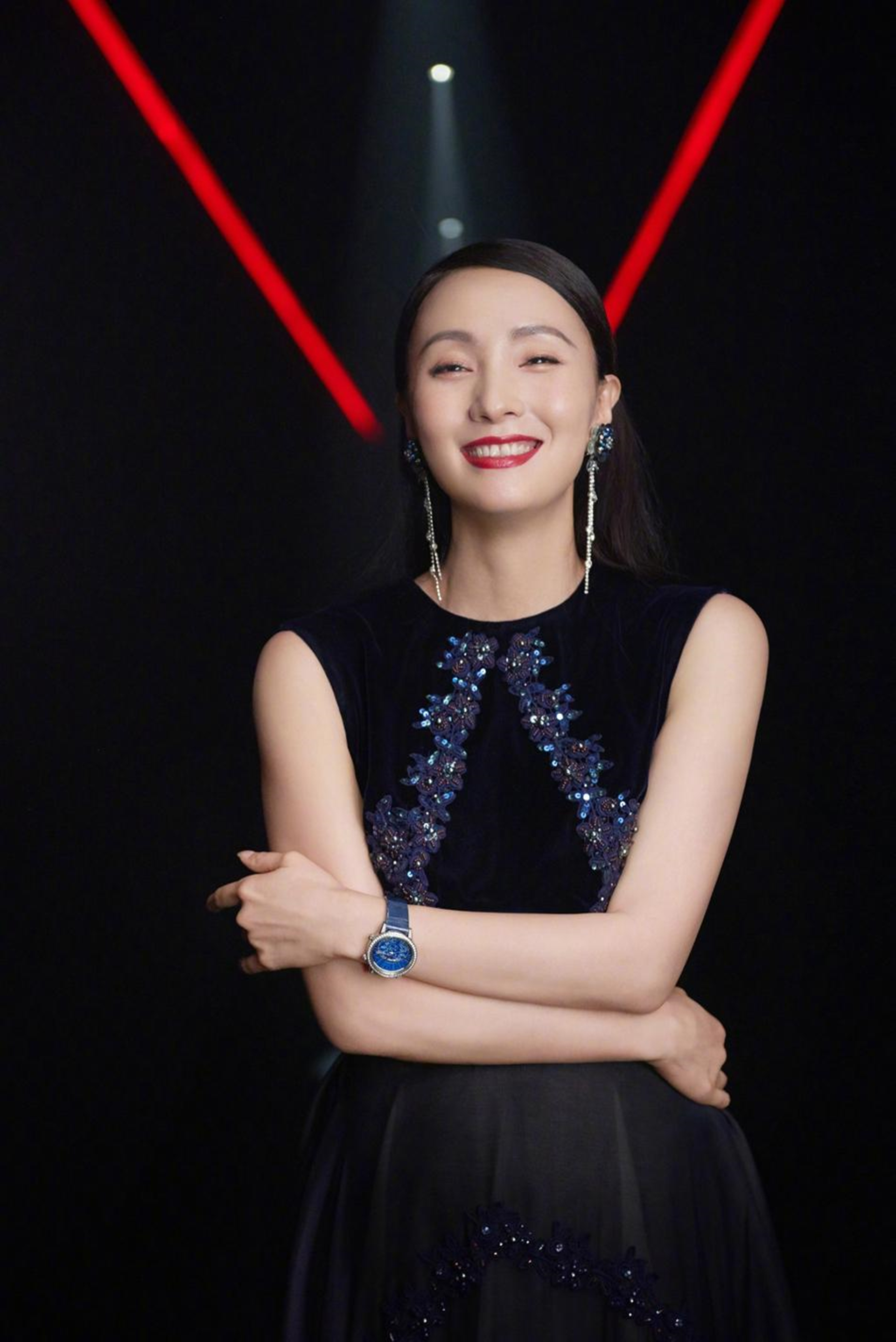 白玉兰奖评委名单公布,有两个演员担任,一个被赞一个被质疑|陶虹