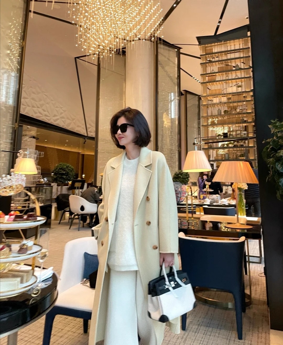 四五十岁女人少穿打底裤 试试百搭的 豆腐裤 时尚大气又减龄 四五十岁女人少穿打底裤 试试百搭的 豆腐裤 时尚大气又减龄