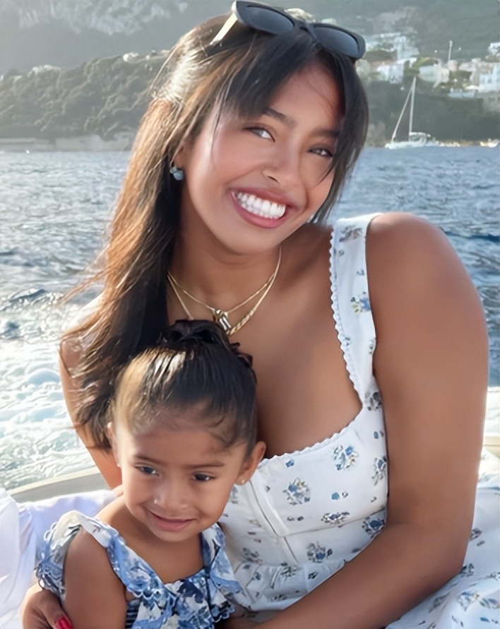 尖下巴大长腿更胜瓦妮莎,19岁成超模太美了|娜塔莉|瓦妮莎|科比_新浪