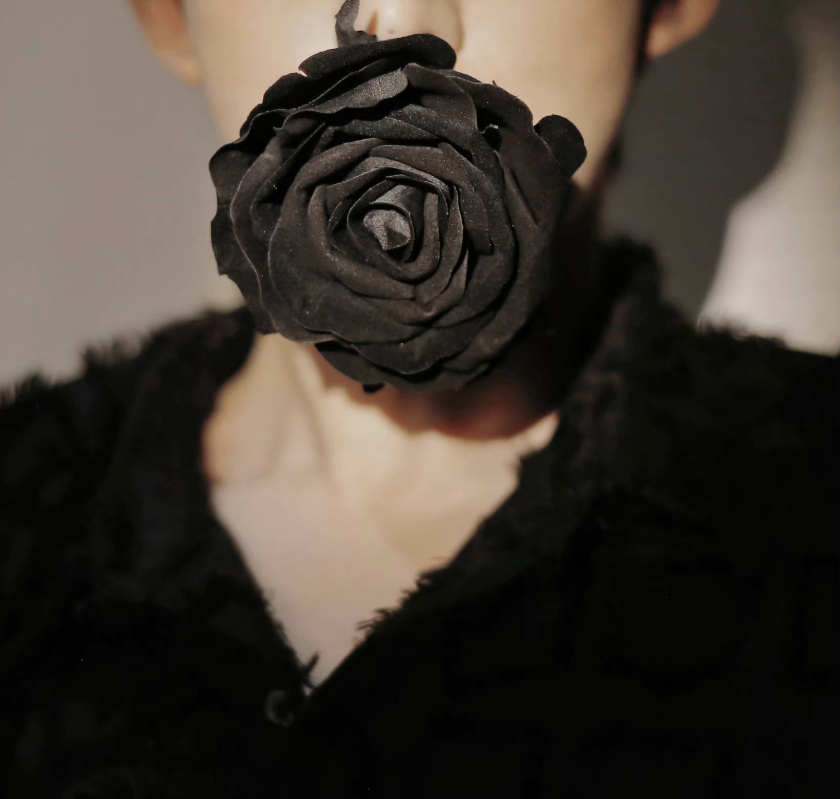 邓为手持黑色玫瑰充满了神秘感时尚帅气盛世美颜