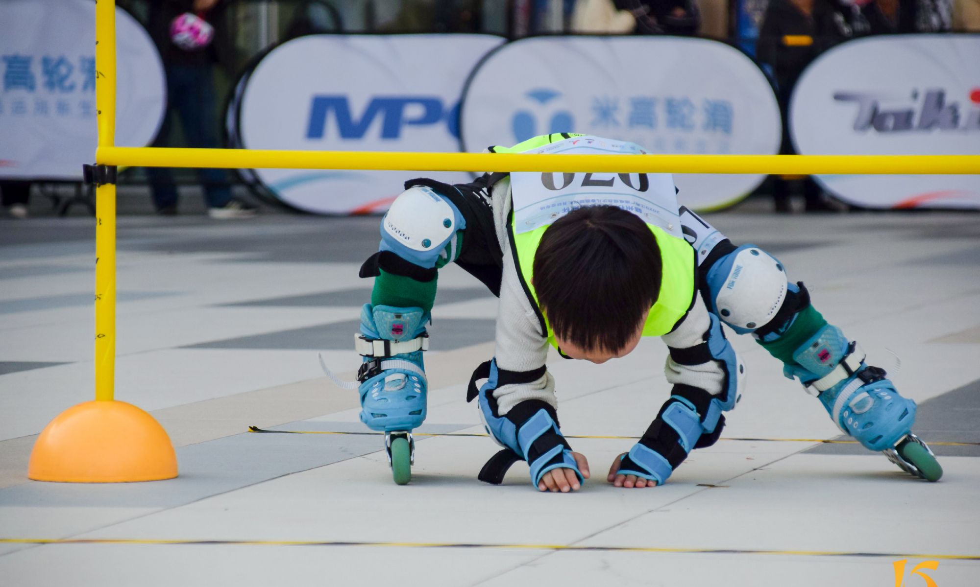 轮滑美图|轮滑比赛,宝宝们高低杆精彩瞬间,看谁滑的最低最好看