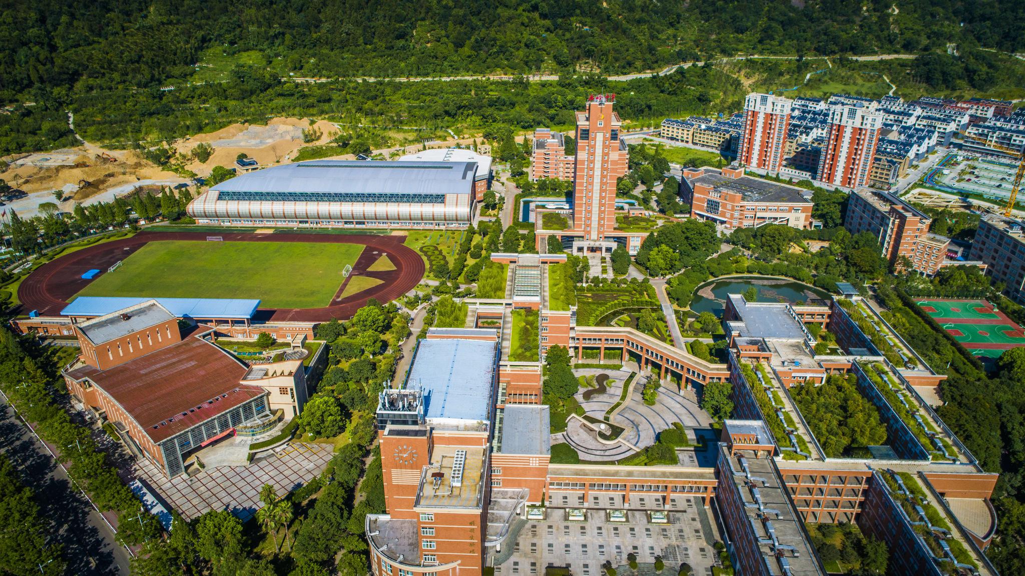 无人机航拍下的温岭中学,是浙江省内为数不多的百年名校之一