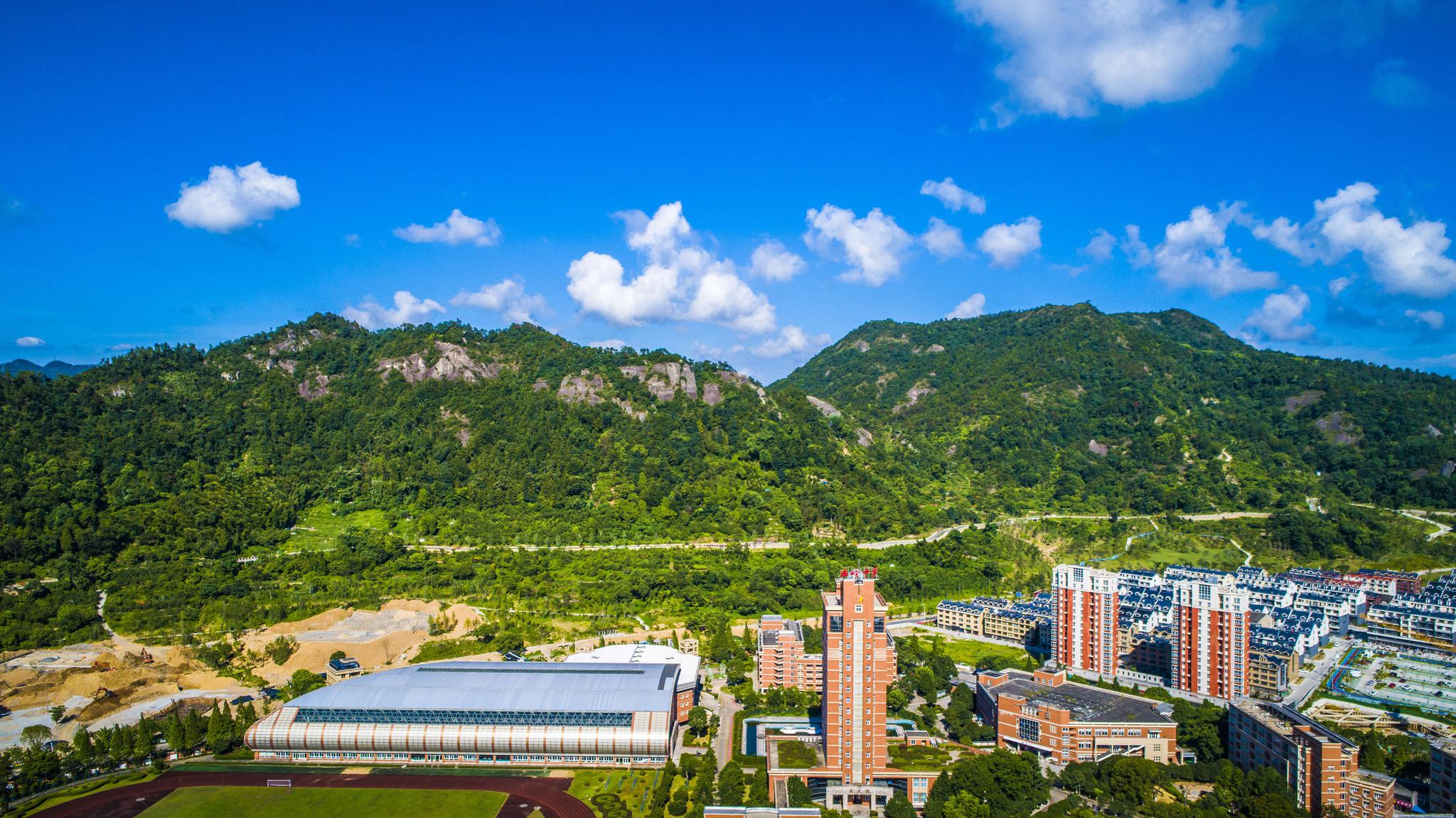 无人机航拍下的温岭中学,是浙江省内为数不多的百年名校之一