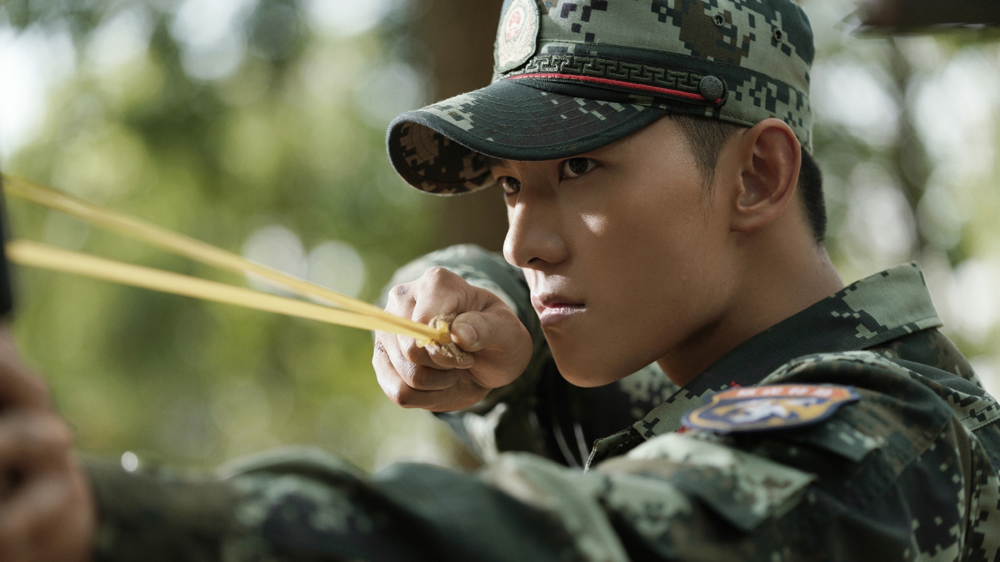 杨洋分享特战荣耀燕破岳隧道救人花絮照