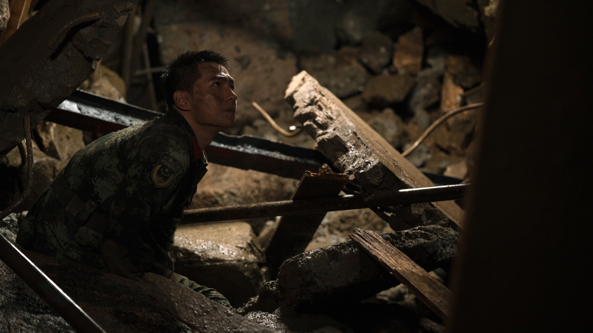 杨洋      《特战      》燕破岳隧道救人花絮照