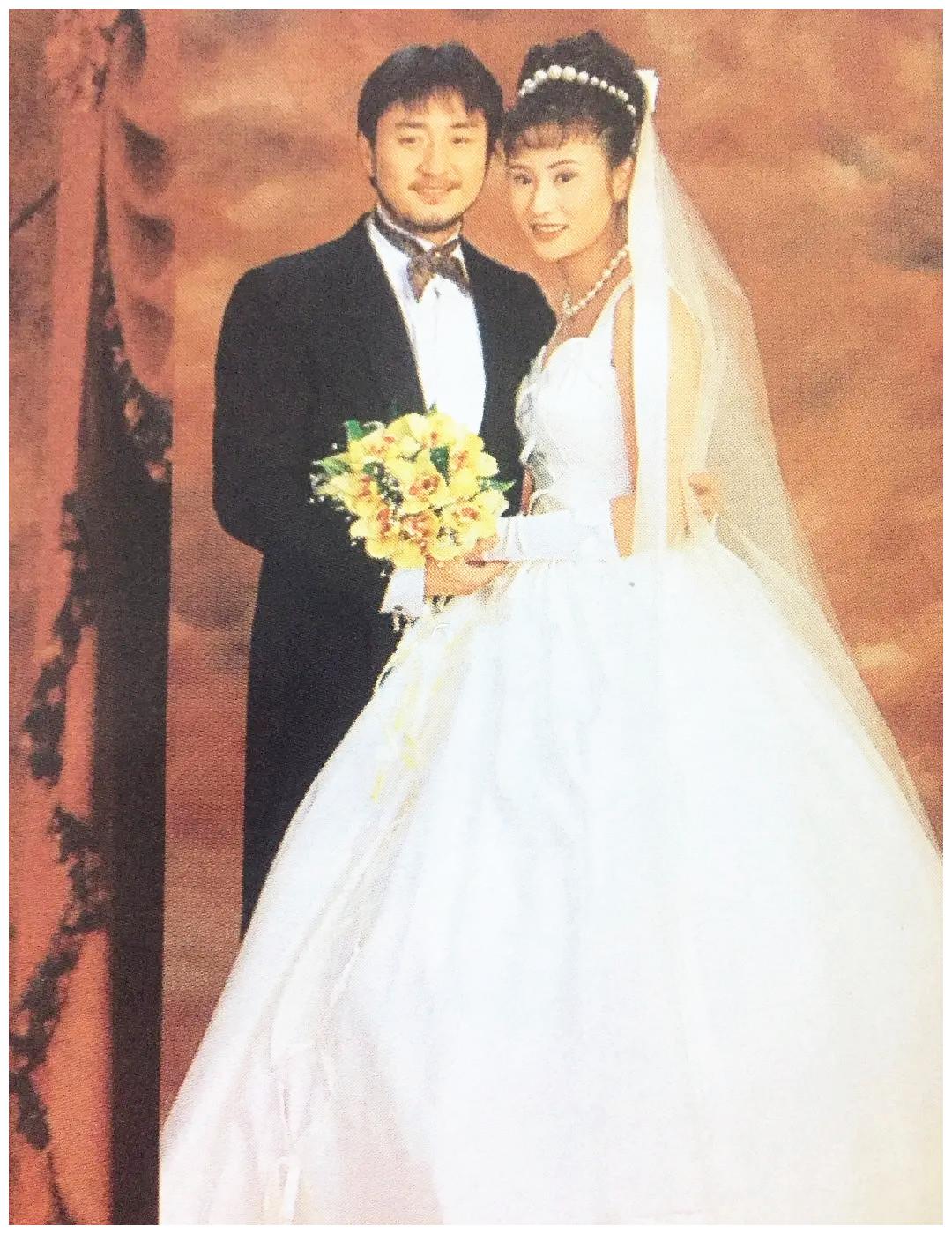 吴岱融61岁生日,钟淑慧晒一家三口近照,22岁儿子神似