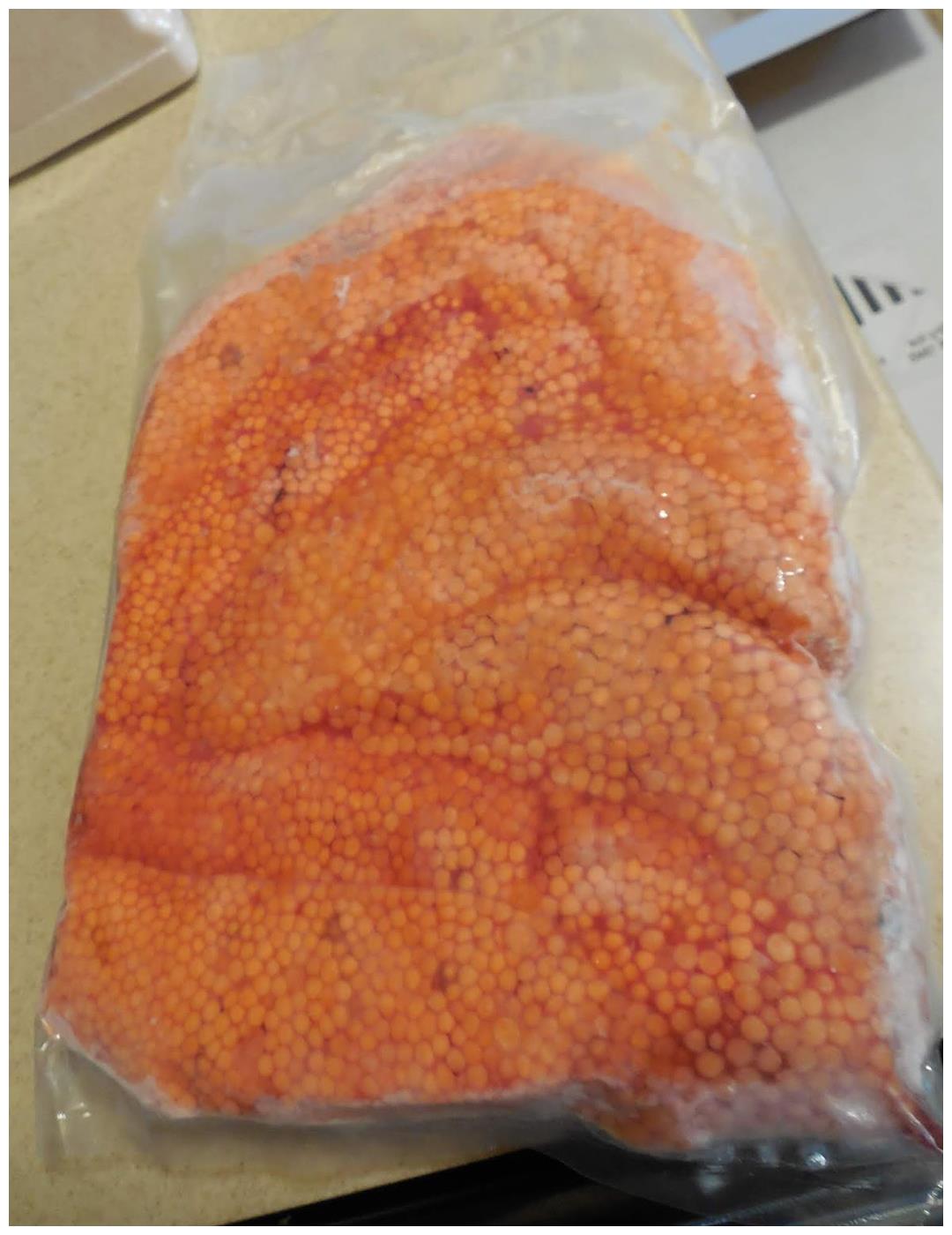 放一盆45*c的温水,里面加两大匙盐,把解冻的鲑鱼卵沁泡至软(没有温度