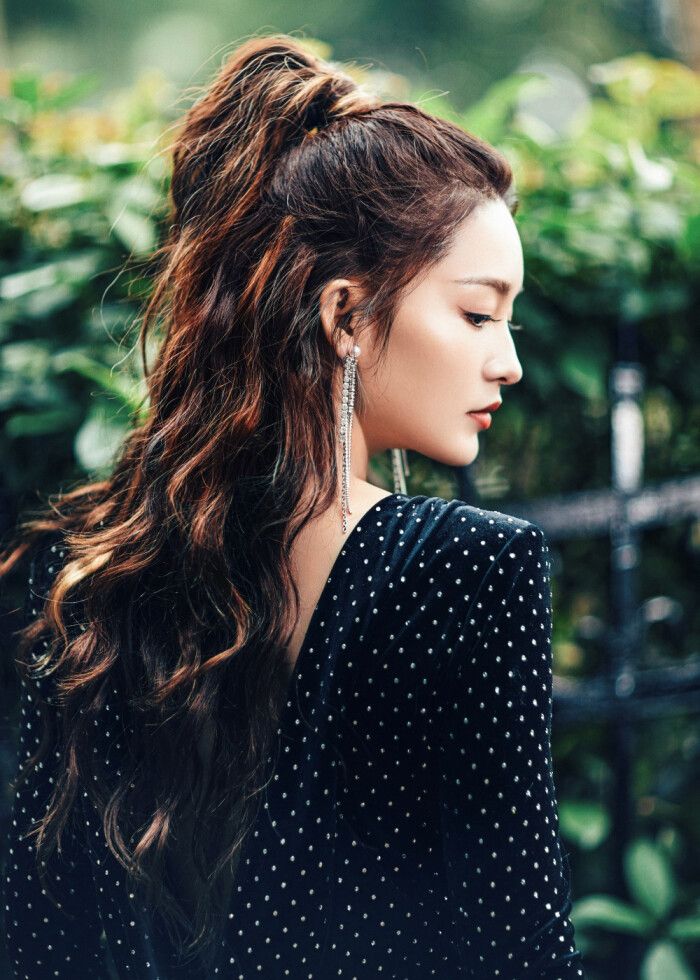 李沁现身天天向上波点包臀裙娇俏动人染色羊毛卷洋气到飞起