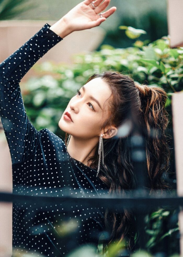 李沁现身天天向上波点包臀裙娇俏动人染色羊毛卷洋气到飞起