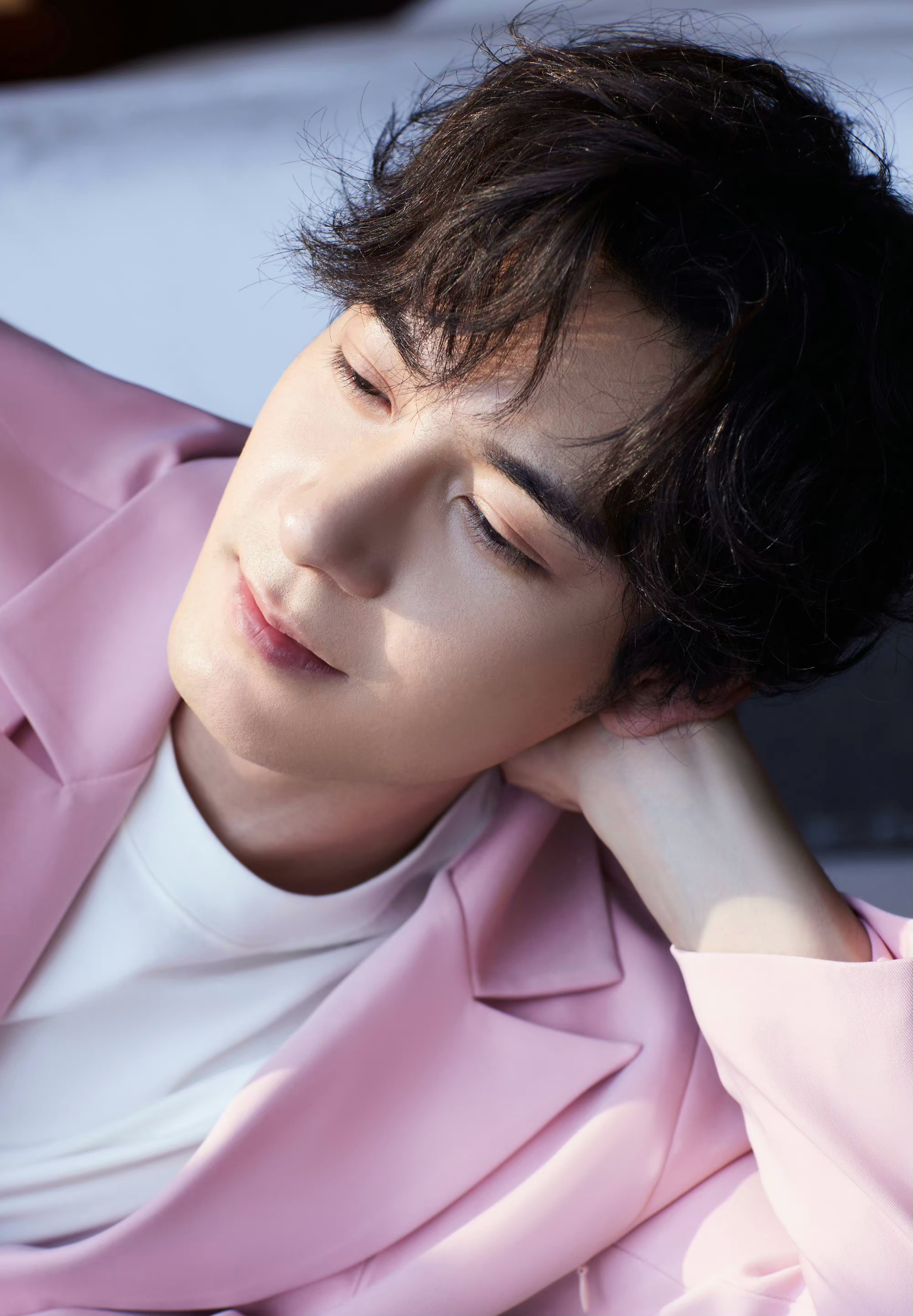 陈星旭最新随拍!粉色的气质少年,感受春日的阳光与美好