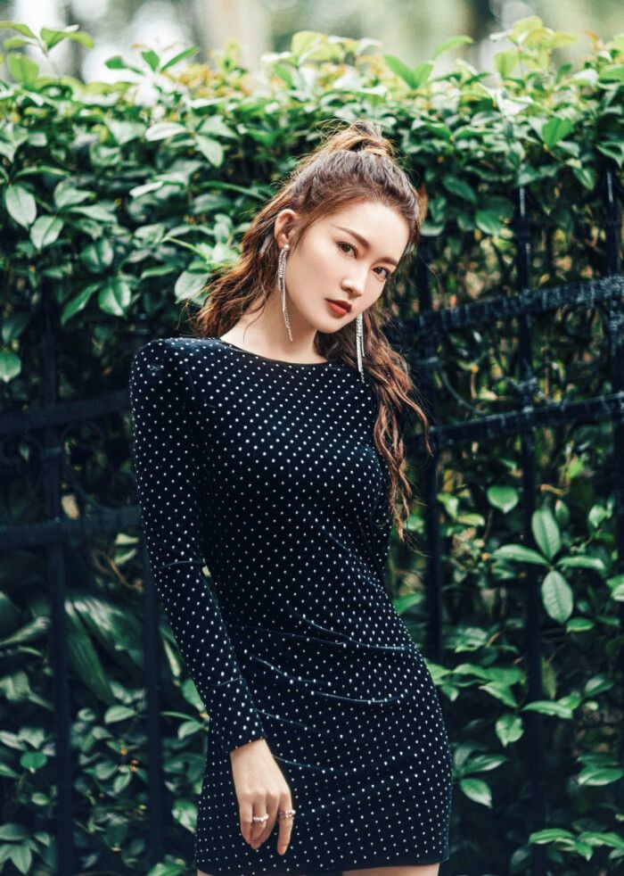 李沁现身天天向上波点包臀裙娇俏动人染色羊毛卷洋气到飞起