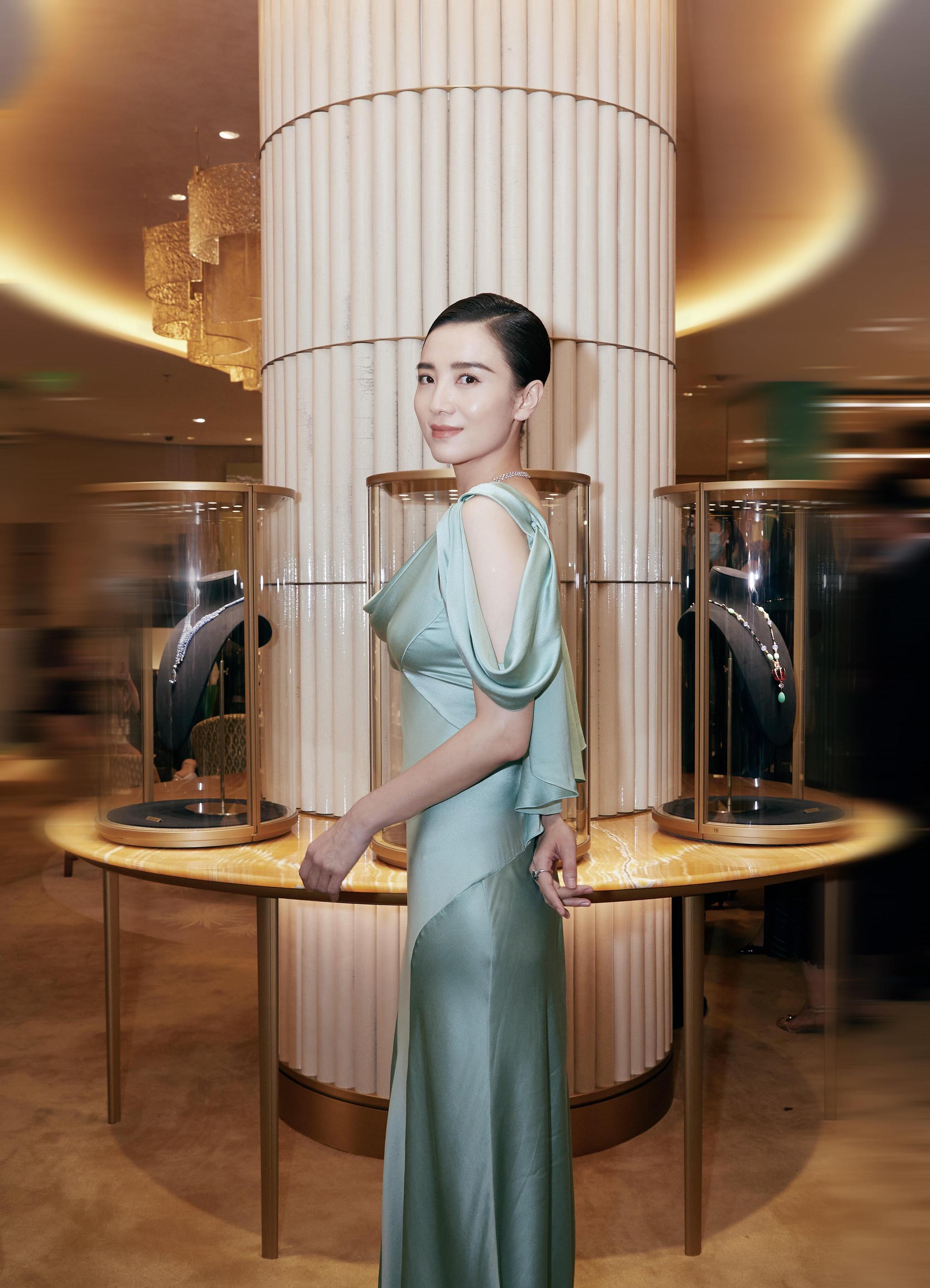 宋佳出席某品牌活动绿色丝质礼服裙尽显优雅性感之美