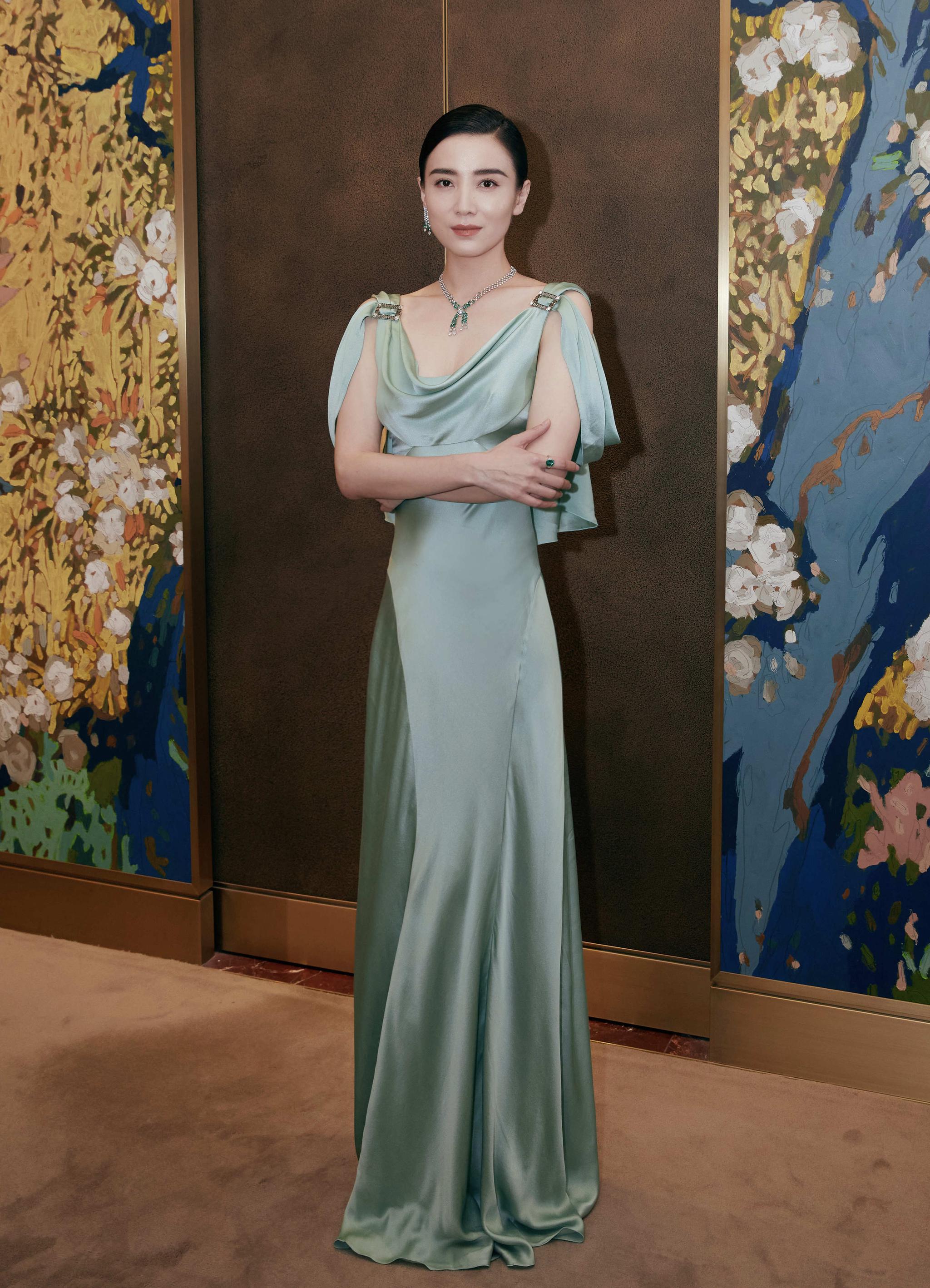 宋佳出席某品牌活动绿色丝质礼服裙尽显优雅性感之美