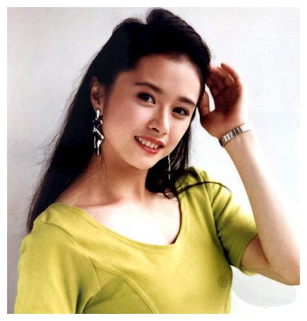 令狐冲与仪琳罕见同框,何美钿穿白毛衣真减龄,45岁如同35岁__财经头条