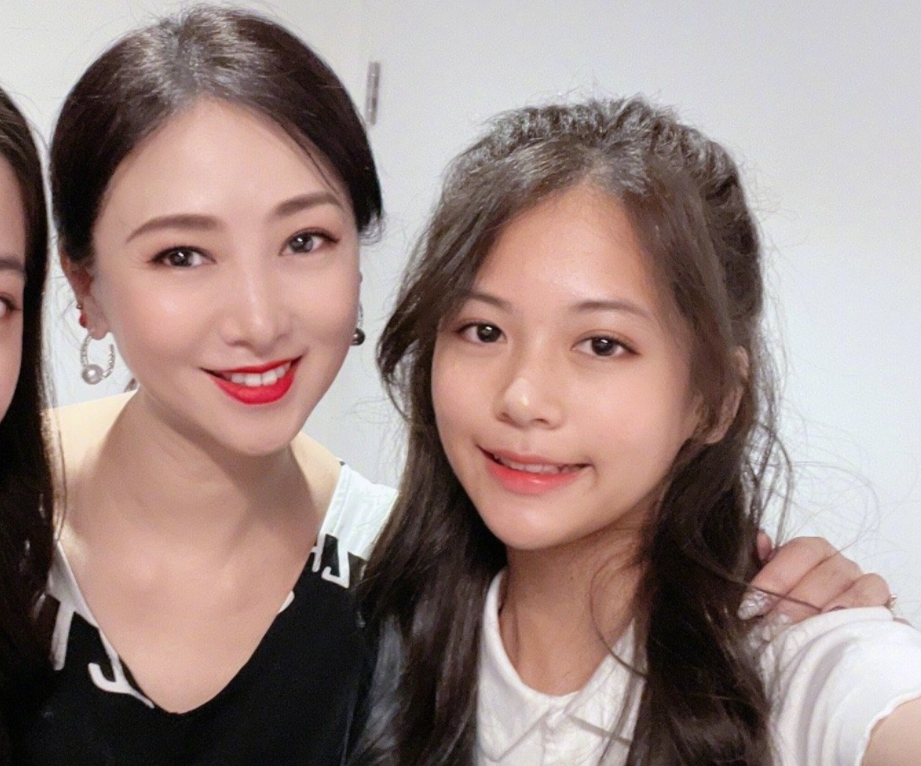 翁虹13岁女儿近照曝光神似钟欣潼网友狂赞最美星二代