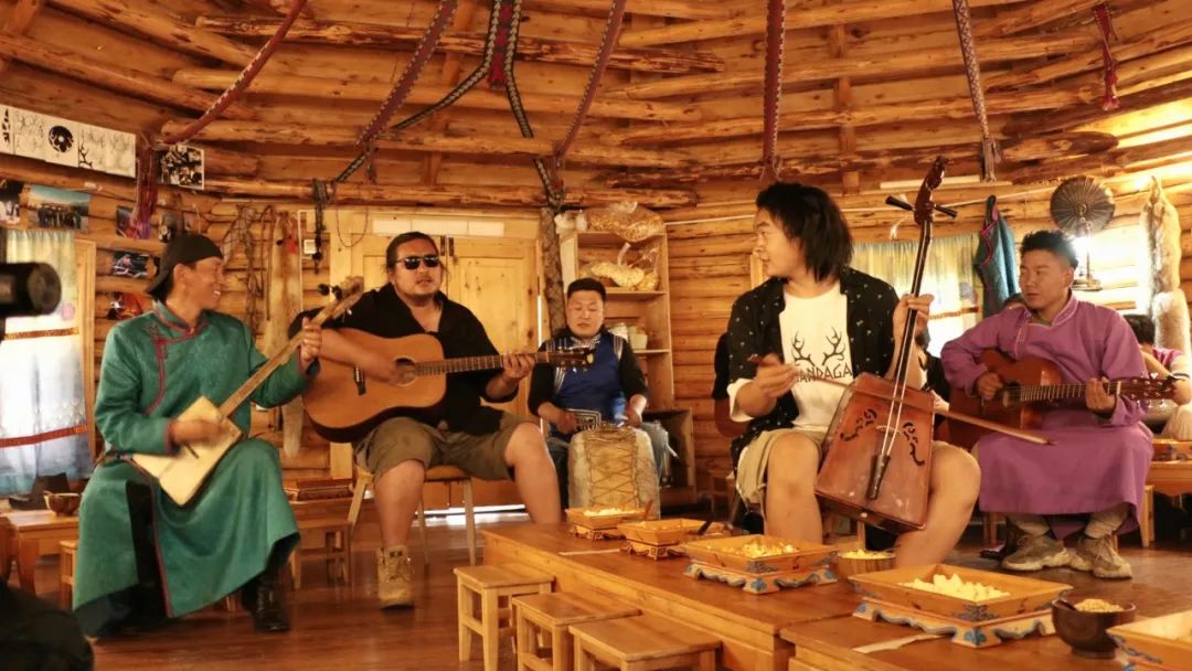 虽然天空下起了雨,但丝毫浇不灭我们想要参加蒙古族图瓦家访活动的