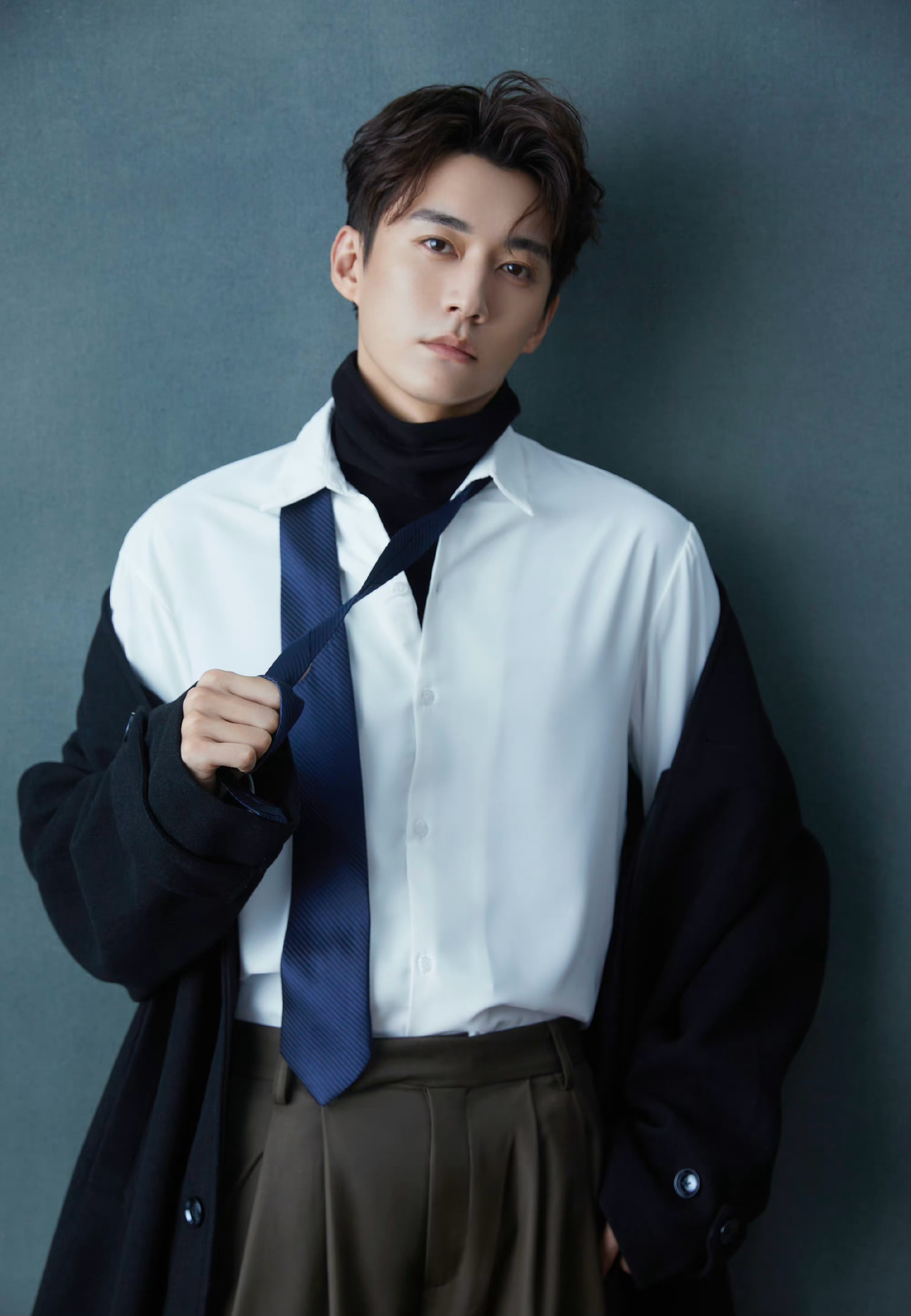 刘学义最新写真大片!扯领带动作帅出天际,时尚穿搭气质儒雅__财经头条