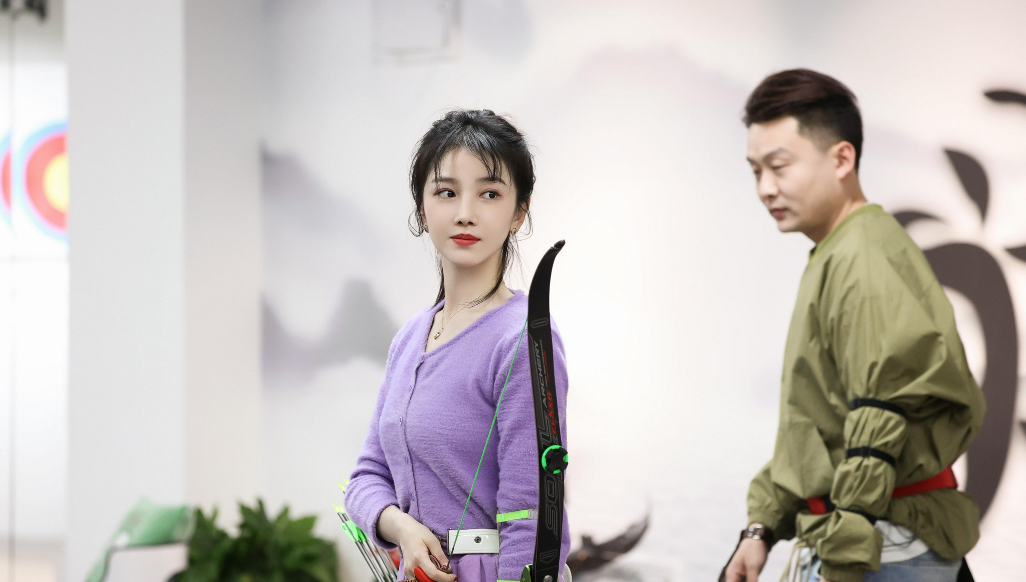 好强!陈小纭在《让生活好看》再秀射箭技术,一把稳重十环
