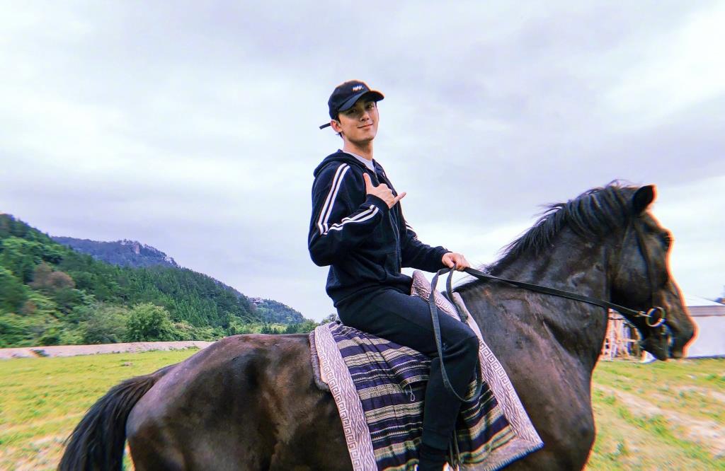 "要接受每个阶段的自己,然后努力成为更好的自己"|吴磊|话筒|草原