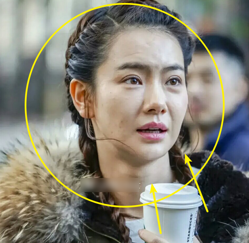 36岁的戚薇现身街头路人拍下真实素颜状态憔悴令人担忧