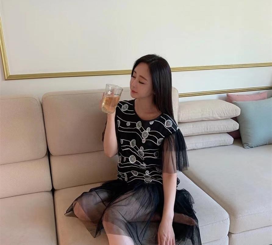 咸素媛抱着孩子自拍,穿泳装尽显好身材,难怪陈华不舍得离开她!