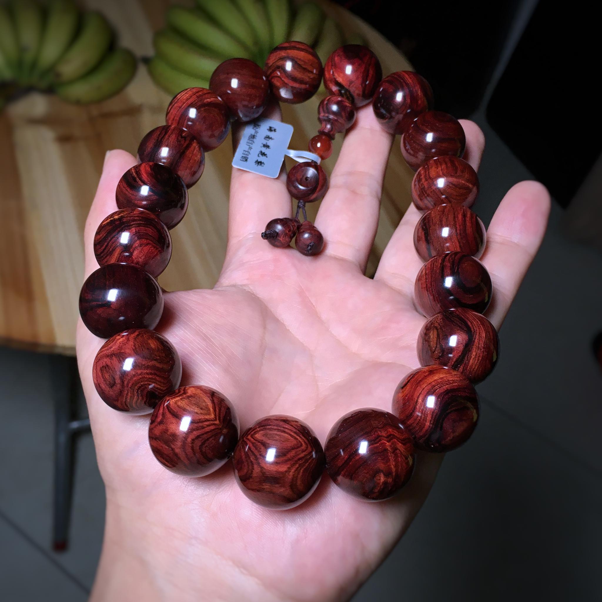 海南黄花梨手持串多见,但集五种珠子纹理于一串的标本手持不多