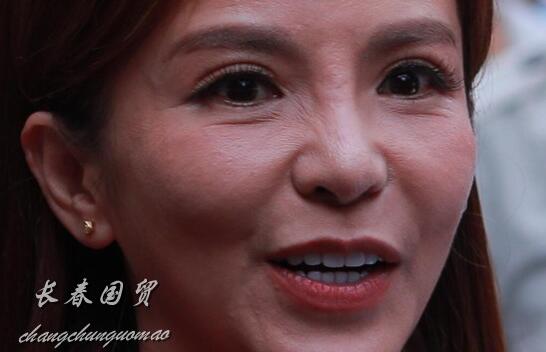 48岁央视主持人朱迅近照曝光,面部僵硬满眼皱纹,身材却十分傲人