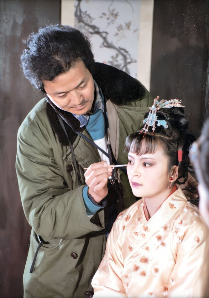 87版《红楼梦》幕后花絮:化妆师给演员现场化妆补妆,好认真