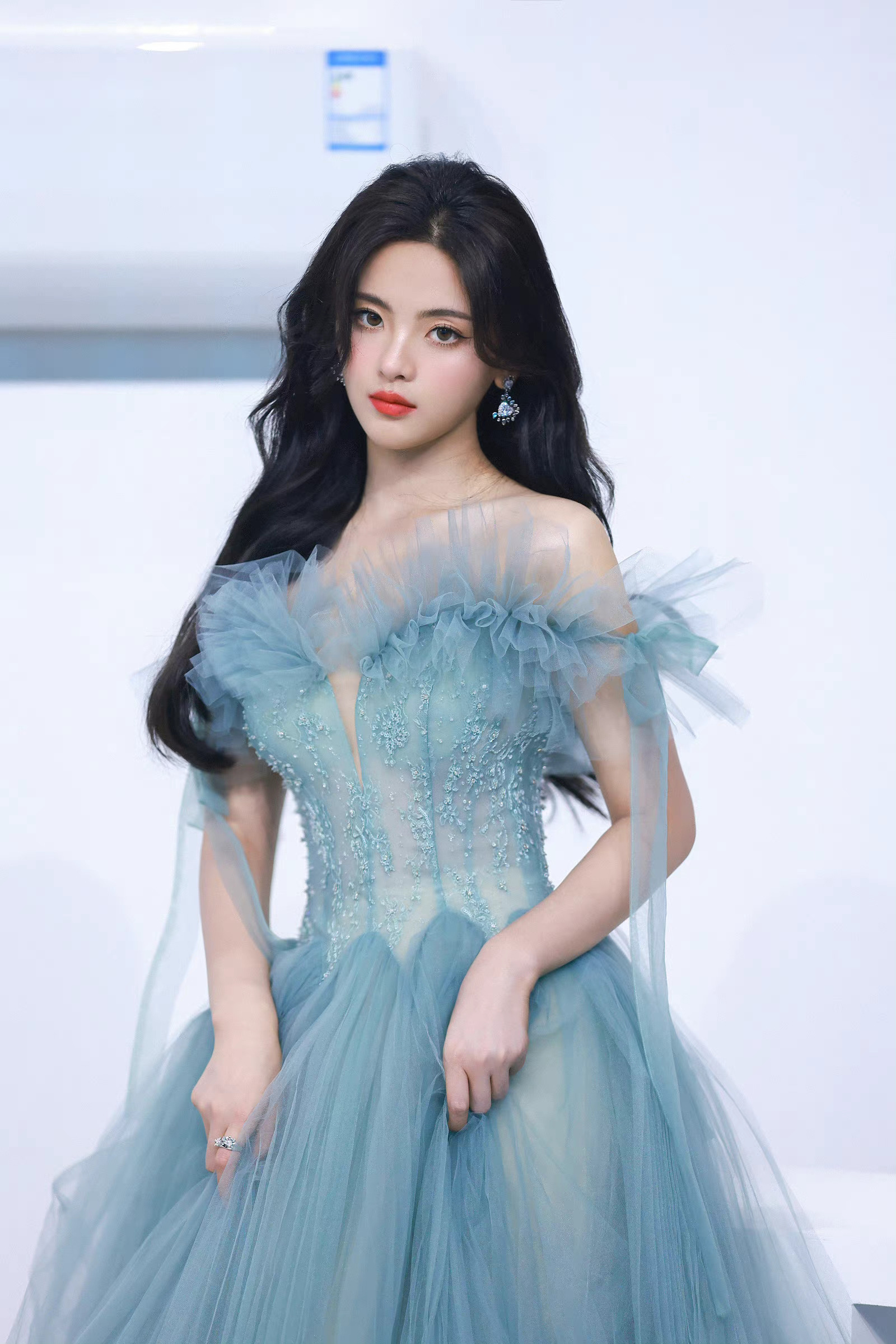 杨超越蓝色礼服美绝了,生图也很抗打……__财经头条