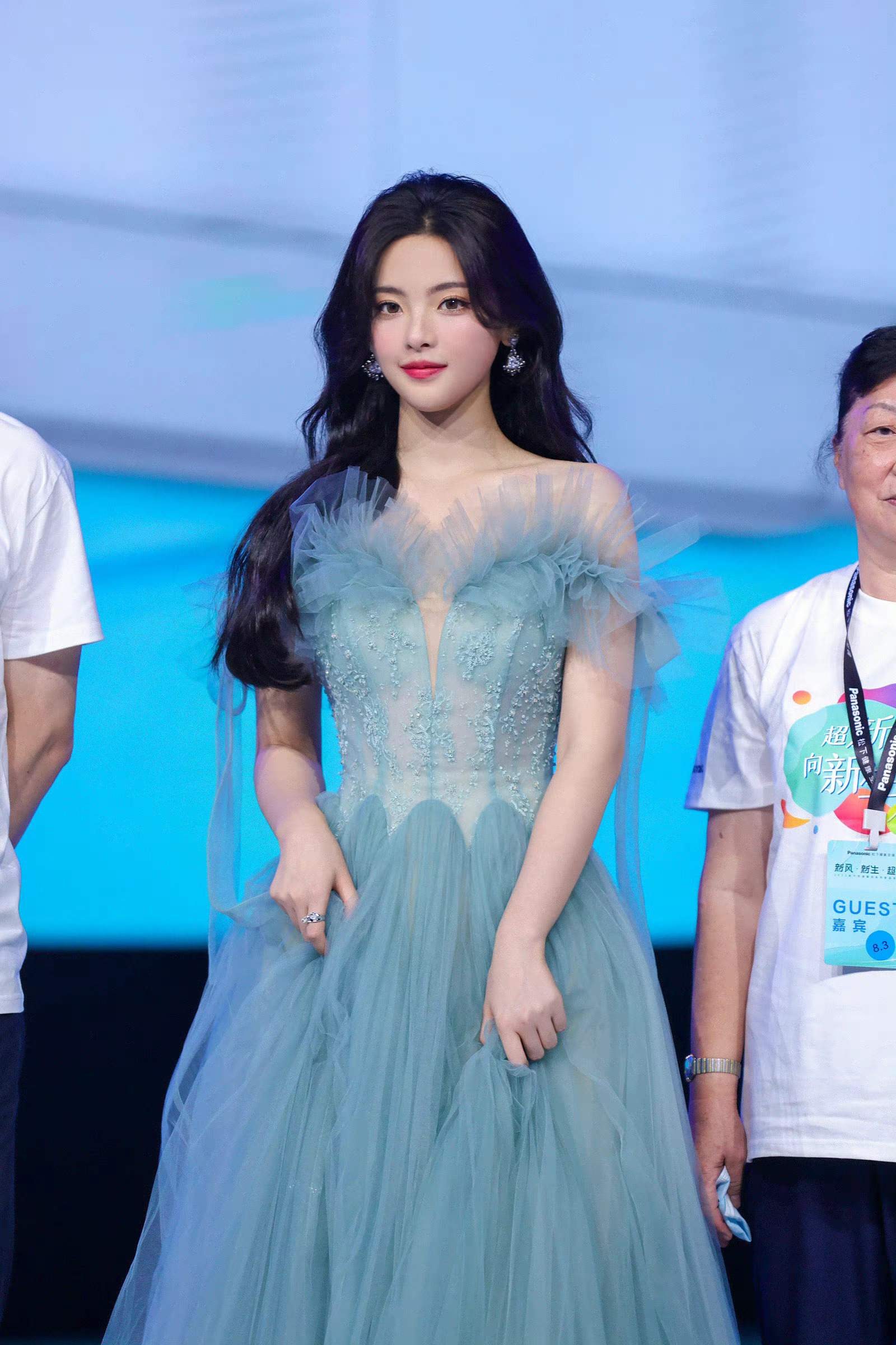 杨超越蓝色礼服美绝了,生图也很抗打……__财经头条