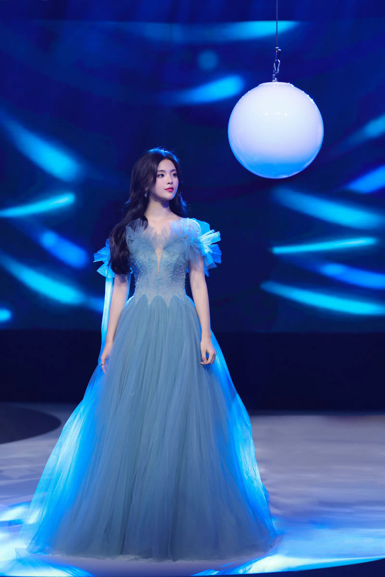 杨超越蓝色礼服美绝了,生图也很抗打……__财经头条
