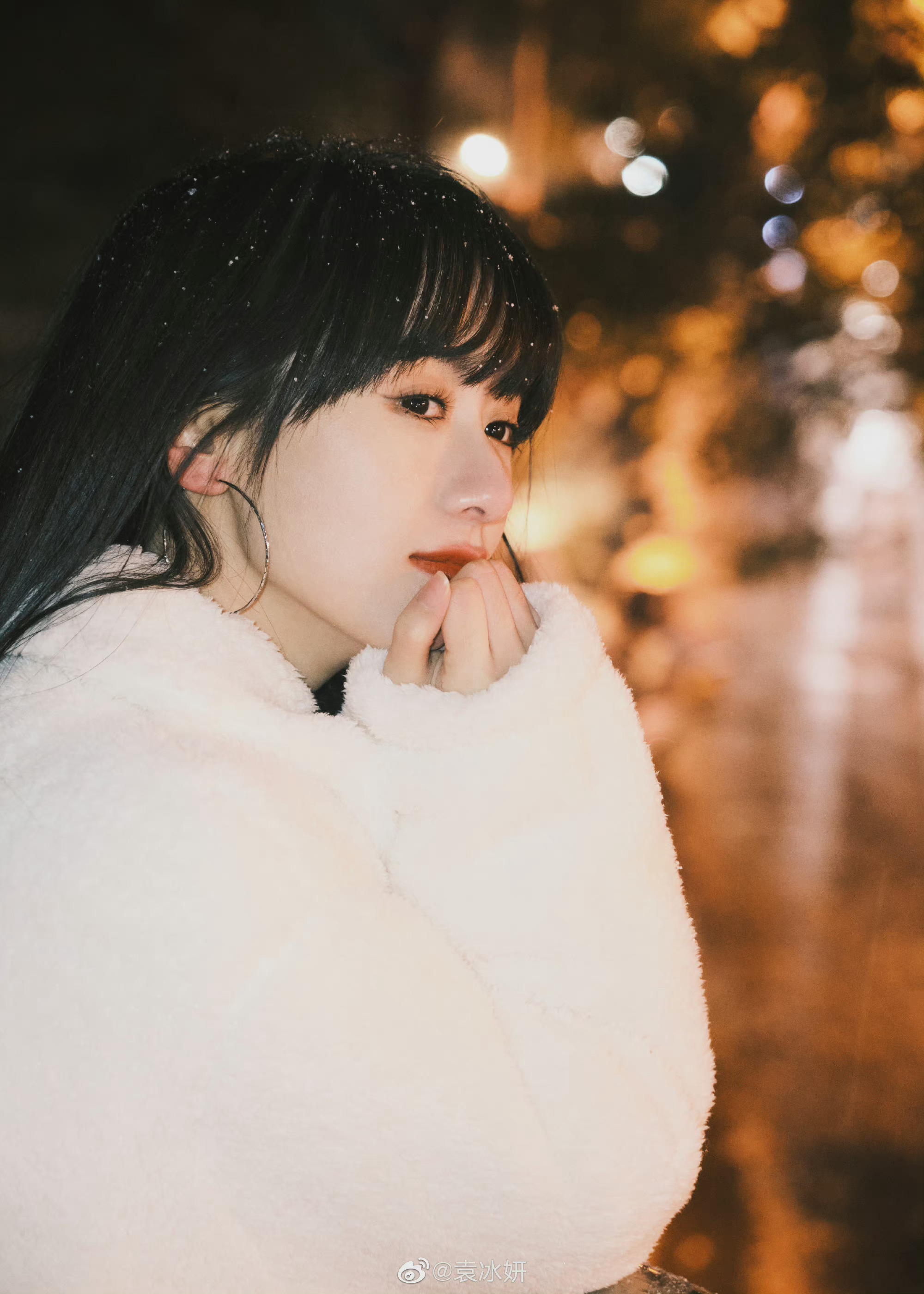 袁冰妍初雪氛围感写真,白衣与雪景太配了,好温柔的姐