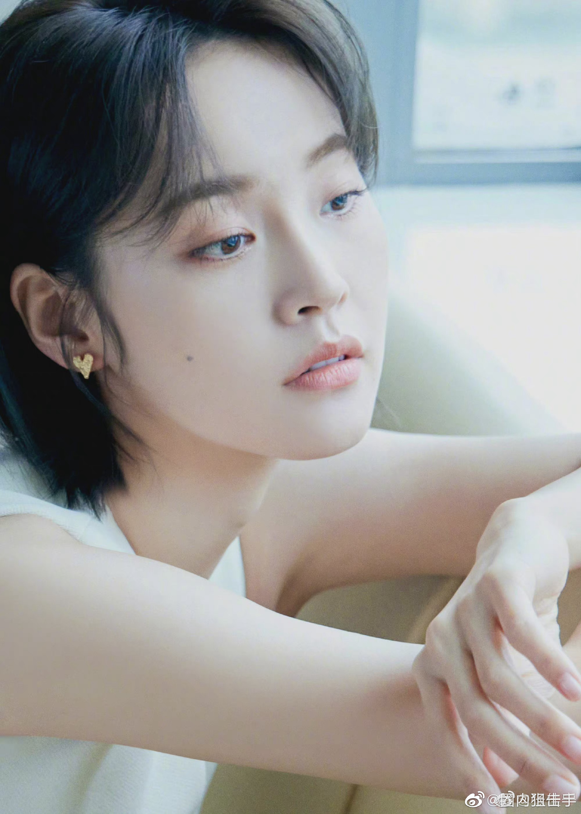 张佳宁晒出一组短发爱心贴纸自拍……|张佳宁|短发|爱心_新浪新闻