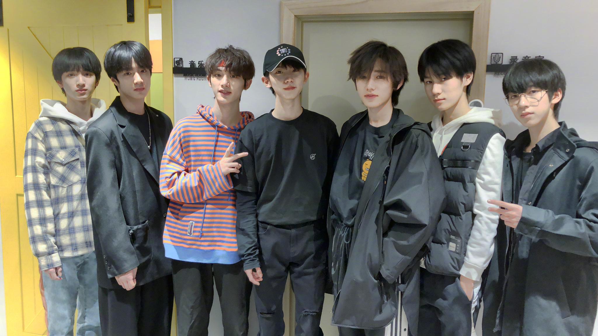 时代少年团最新大合照全员帅哥似乎在筹备新歌