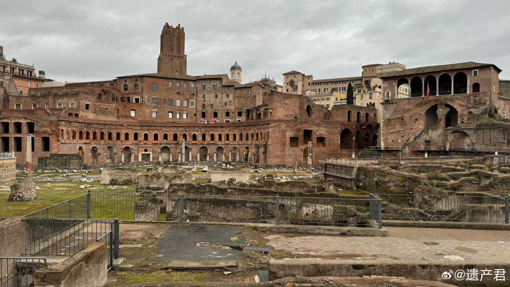 罗马古城就像是一座露天的博物馆,各个时代不同的遗址