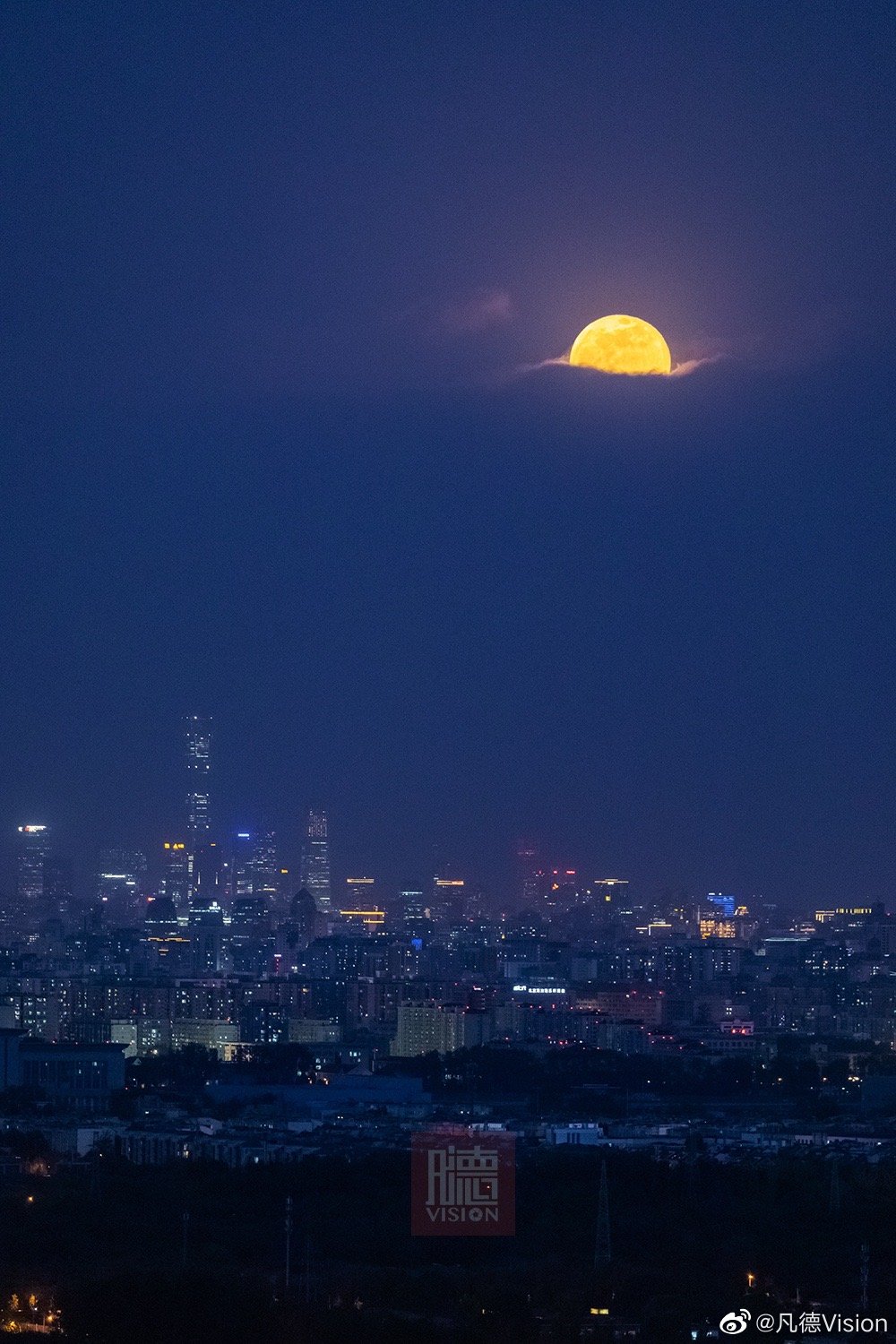 2021超级大月亮如约而至,可惜云太厚升高了才探出头,实属不易__财经