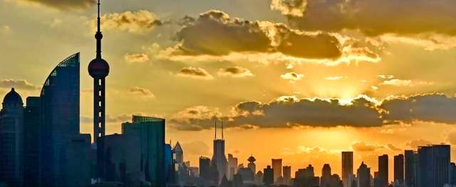 上海出现罕见弧状卷轴“怪云”，围墙般卷席而过，白昼暴雨如黑夜休闲区蓝鸢梦想 - Www.slyday.coM