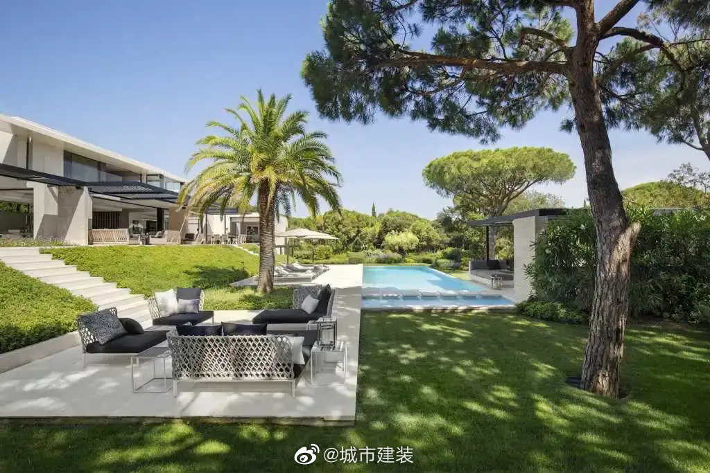 法国圣特罗佩的现代主义住宅 st tropez这座住宅是对法国南部圣特罗